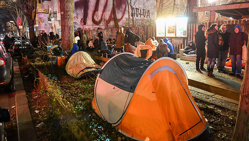 Warten auf den Wunderschuh: Trotz eisiger Temperaturen harrten zahlreiche Berliner die ganze Nacht durch aus, um einen der begehrten BVG-Sneaker zu ergattern. Warten auf den Wunderschuh: Trotz eisiger Temperaturen harrten zahlreiche Berliner die ganze Nacht durch aus, um einen der begehrten BVG-Sneaker zu ergattern.