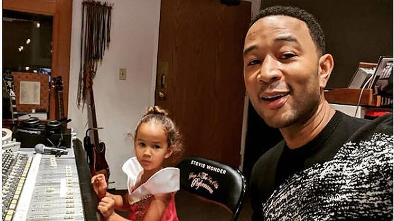John Legend sitzt mit seiner Tochter Luna im Tonstudio