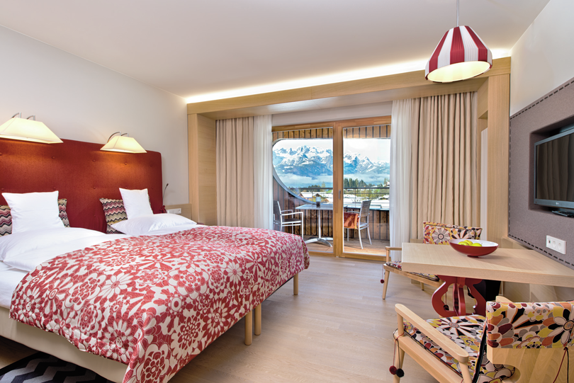 Gemütliches Zimmer im Travel Charme Bergresort Werfenweng mit Blick auf die Berge