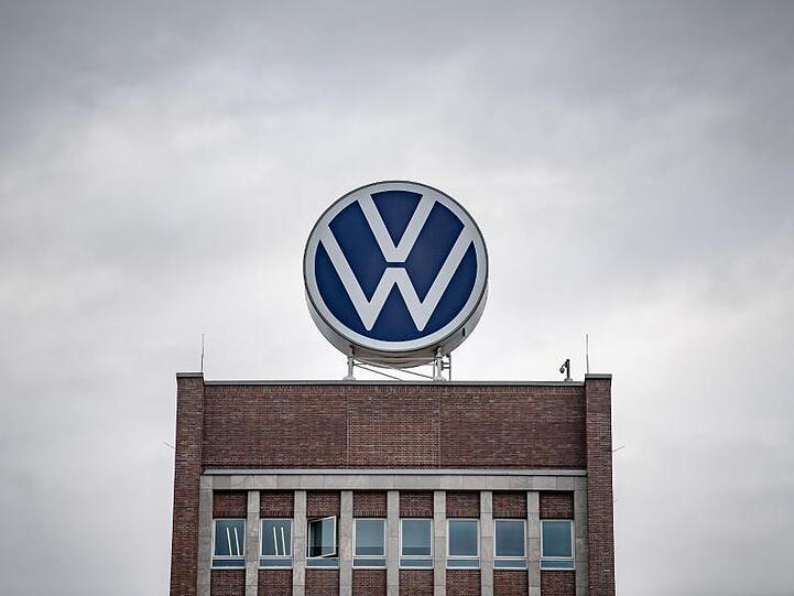 Bei der Anklage wird drei VW-Beschäftigten ein direktes "täterschaftliches Handeln" vorgehalten. Drei andere sollen laut Staatsanwaltschaft Beihilfe geleistet haben.