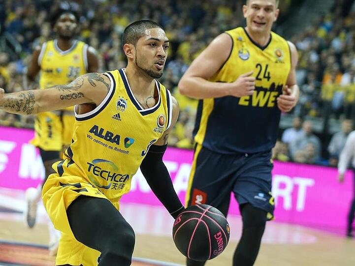 Albas Peyton Siva (l) dribbelt den Ball vor Oldenburgs Rasid Mahalbasic.