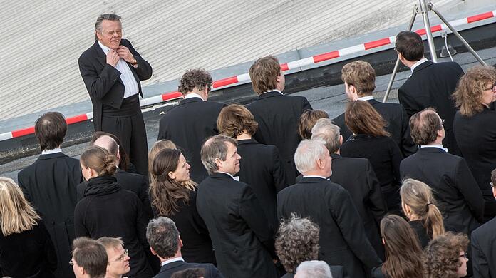 Mariss Jansons und die Musiker des Symphonieorchesters des Bayerischen Rundfunks 2016 auf dem Dach der Kultfabrik im Werksviertel, wo der neue Münchner Konzertsaal entstehen soll.