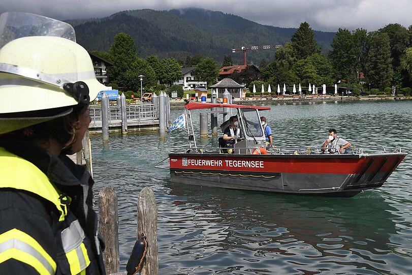 Mit einem Boot unterstützten die Einsatzkräfte.