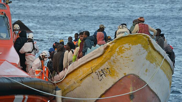 Ein Boot mit 156 Personen an Bord kommt an der Anlegestelle La Restinga an. Das Boot mit über 100 Menschen an Bord, darunter Kinder und Frauen, wurde vom spanischen Seerettungsdienst in den Hafen geschleppt.