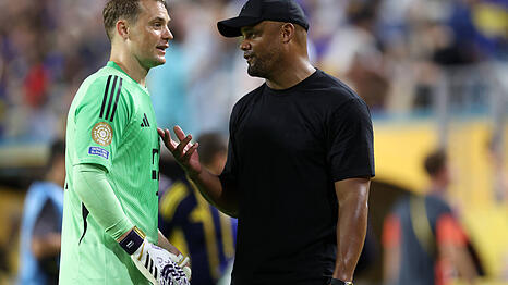 Er w&uuml;rde Manuel Neuer sicher mit zur WM nehmen: Bayern-Trainer Vincent Kompany (r.).
