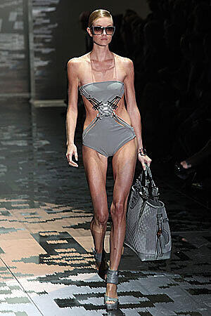 Kommen jetzt die fetten Jahre? So, wie sich dieses Model hier bei der Modewoche "Milano Moda Donna" 2009 zeigt, wollen die Macher des V-Magazines ihre Seiten nicht füllen.