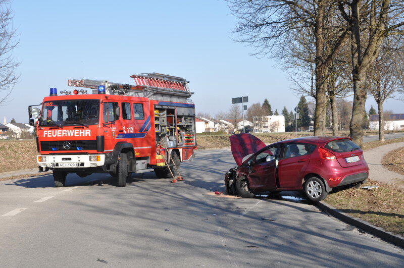 Altötting Gegen 15 Uhr erreignete sich auf der Untersbergstraße in Altötting ein Verkehrsunfall. Die Unfallstelle befand sich in einer Kurve. Es wurden zwei Personen leicht verletzt. Laut Polizei sollen beide Fahrzeugführer im Kurvenbereich zu weit in der Mitte gefahren sein.