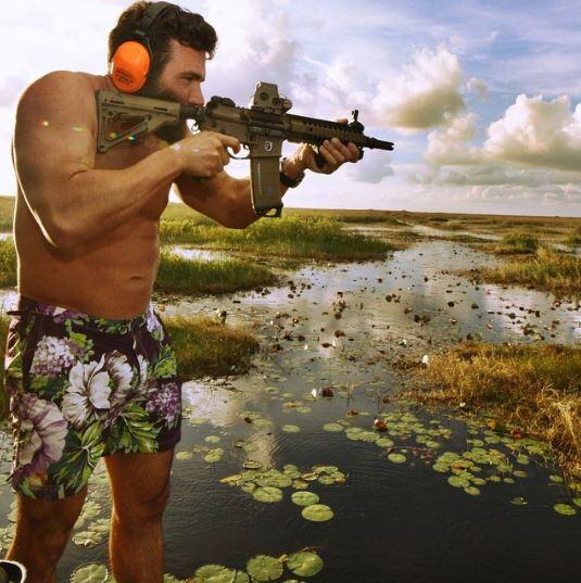 Luxuskarren, Waffen und viel, viel nackte Haut - diese drei Dinge bestimmen das Leben von Instagram-Playboy Dan Bilzerian.