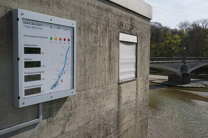 Die Anzeigetafel an der Isar. Sie informiert aktuell über Wasserstand, Temperatur, Abfluss und Fließgeschwindigkeit der Isar.