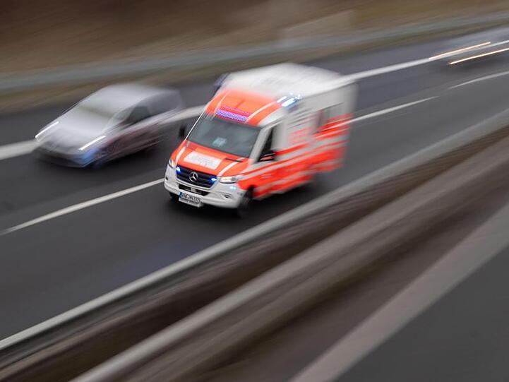 Ein Rettungswagen fährt über die Autobahn. Foto: Julian Stratenschulte/dpa/Archivbild