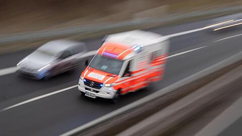 Ein Rettungswagen fährt über die Autobahn. Foto: Julian Stratenschulte/dpa/Archivbild