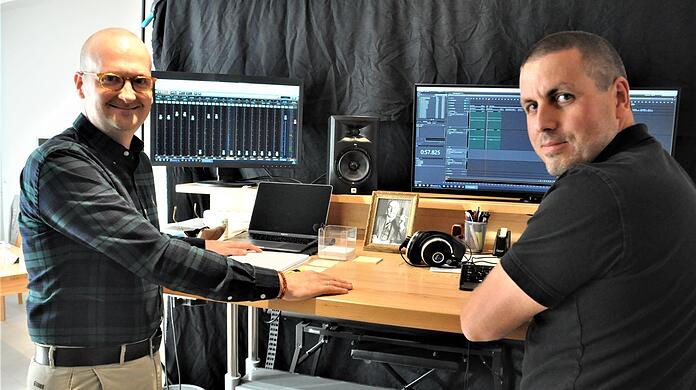 Regisseur Thomas Ecker (links) und Florian Rödl im Aufnahmestudio. Auch dabei: Edgar Wallace auf dem Foto in der Mitte.