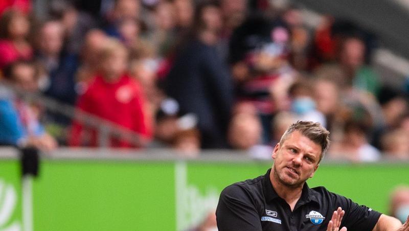 Paderborns Trainer Lukas Kwasniok gestikuliert an der Seitenlinie.