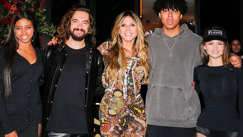 Heidi Klum hält neben Ehemann Tom Kaulitz (l.) auch ihren Sohn Johan im Arm. Daneben posieren ihre Töchter Lou (l.) und Leni.