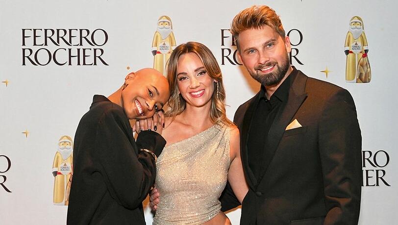 Dominik Stuckmann mit seiner Frischverlobten Anna Rossow (Mitte) und Gratulantin Sharon Battiste.