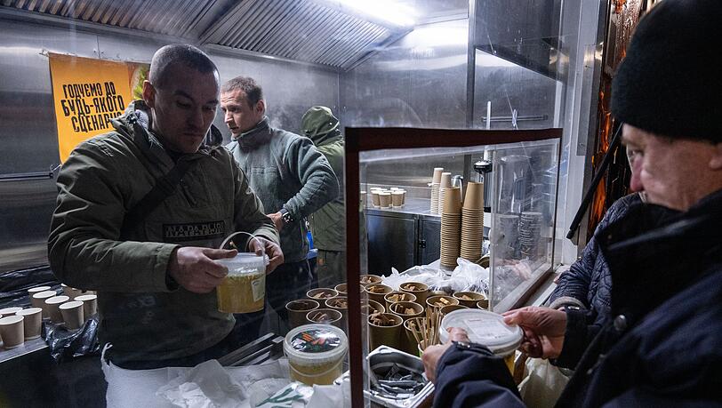 In Kiew geben die Streitkr&auml;fte warme Mahlzeiten f&uuml;r Menschen aus, die in ihren H&auml;usern keinen Strom mehr haben.