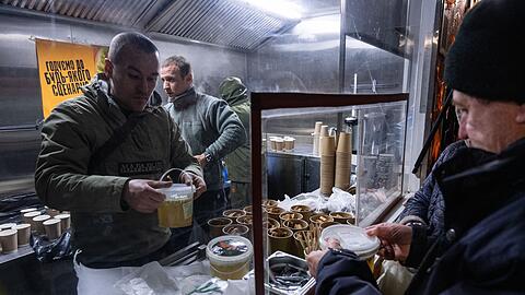 In Kiew geben die Streitkr&auml;fte warme Mahlzeiten f&uuml;r Menschen aus, die in ihren H&auml;usern keinen Strom mehr haben.