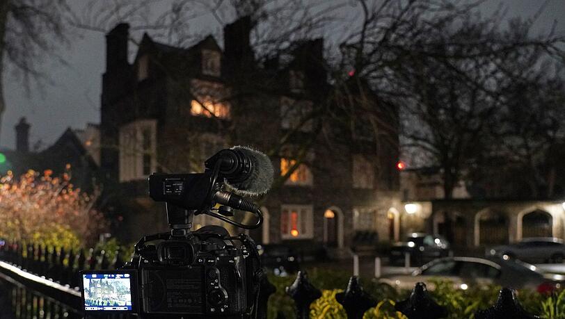 Die Polizei hat Mandelson im Zusammenhang mit seinen Beziehungen zu Epstein verhaftet. Die Polizei hat Mandelson im Zusammenhang mit seinen Beziehungen zu Epstein verhaftet.