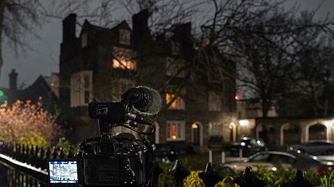 Die Polizei hat Mandelson im Zusammenhang mit seinen Beziehungen zu Epstein verhaftet.