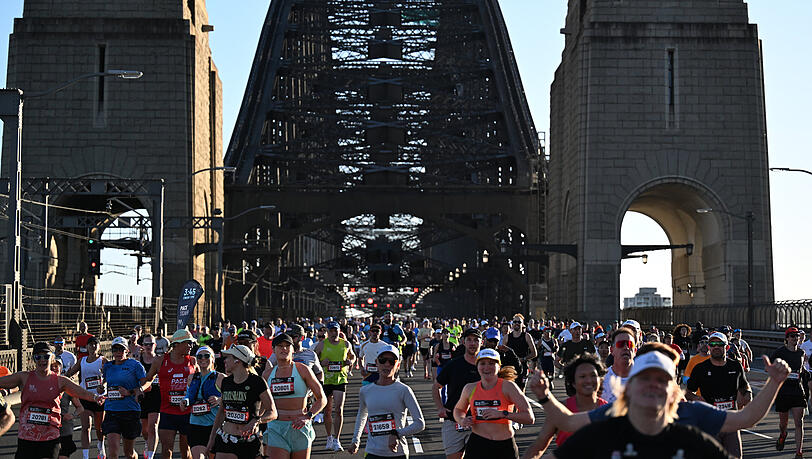 Mehr als 40.000 Läufer bahnen sich beim Sydney-Marathon 2025 in Sydney ihren Weg über die Sydney Harbour Bridge. Am Ende erhalten sie zur Belohnung die Finisher-Medaille. Mehr als 40.000 Läufer bahnen sich beim Sydney-Marathon 2025 in Sydney ihren Weg über die Sydney Harbour Bridge. Am Ende erhalten sie zur Belohnung die Finisher-Medaille.