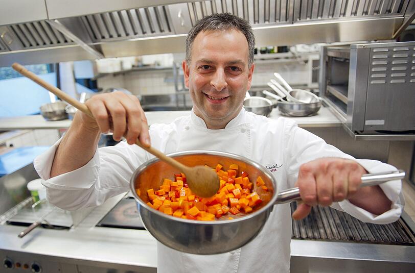 Küchenchef Erich Schwingshackl in der Küche von "Schwingshackl Esskultur" in Bernried. Trotz zweitem Michelin-Stern schließt das Restaurant.