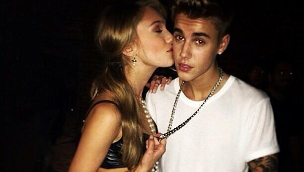 Stolz: Justin Bieber bekommt von einer sexy Blondine einen Schmatzer auf die Wange gedrückt! Stolz: Justin Bieber bekommt von einer sexy Blondine einen Schmatzer auf die Wange gedrückt!