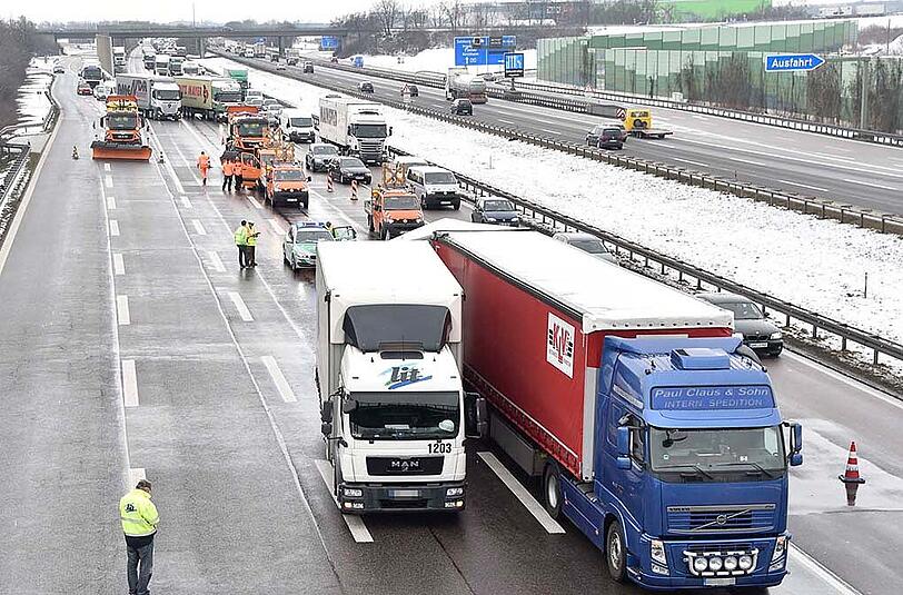 Bilder vom Lkw-Unfall in Kirchheim bei München: Ein Lkw übersah ein Stauende und daraufhin einem anderen Sattelzug auf.