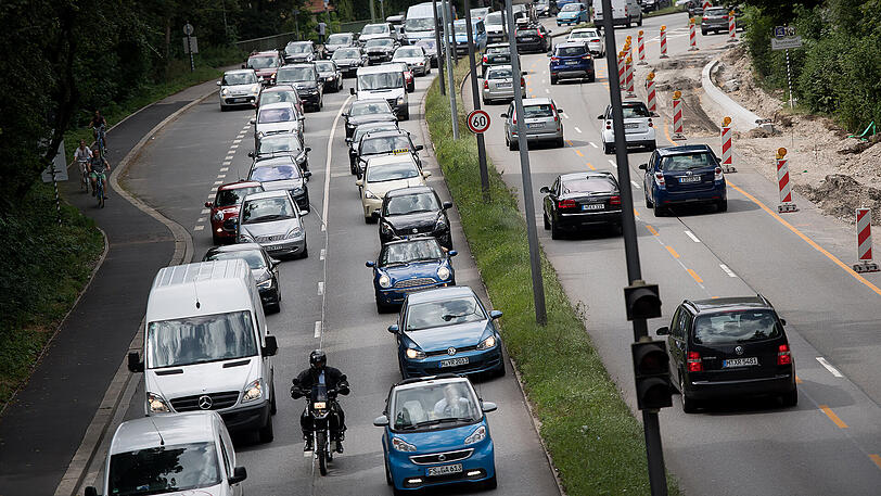Seit dem Ausbau des Isarrings auf drei Spuren stehen Autofahrer deutlich mehr im Stau.