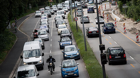 Seit dem Ausbau des Isarrings auf drei Spuren stehen Autofahrer deutlich mehr im Stau.