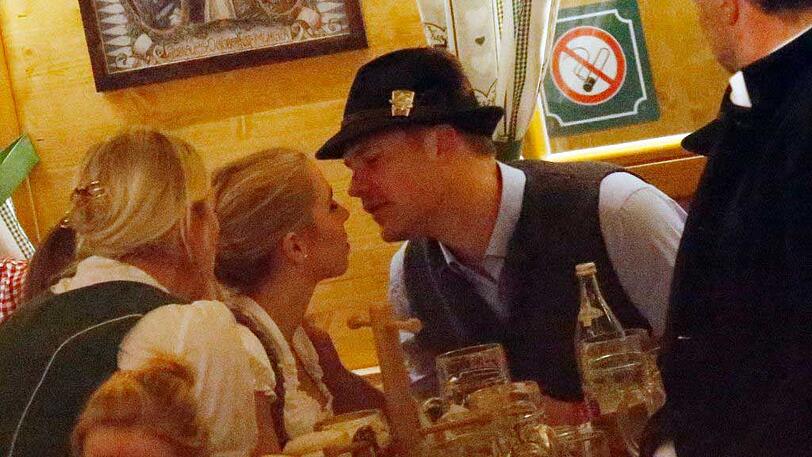 Hochzeit beim Bayern-Keeper: Manuel Neuer hat im kleinen Kreis seine Nina zur Frau genommen. (Archivbild)