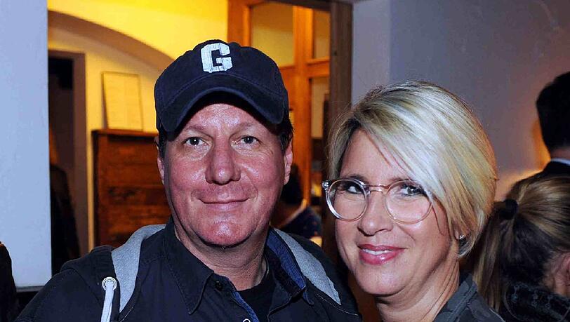 Nina Zacher mit ihrem guten Freund, dem "Saitenverhältnisse"-Bandlesader Pezi Estermann. Nina Zacher mit ihrem guten Freund, dem "Saitenverhältnisse"-Bandlesader Pezi Estermann.