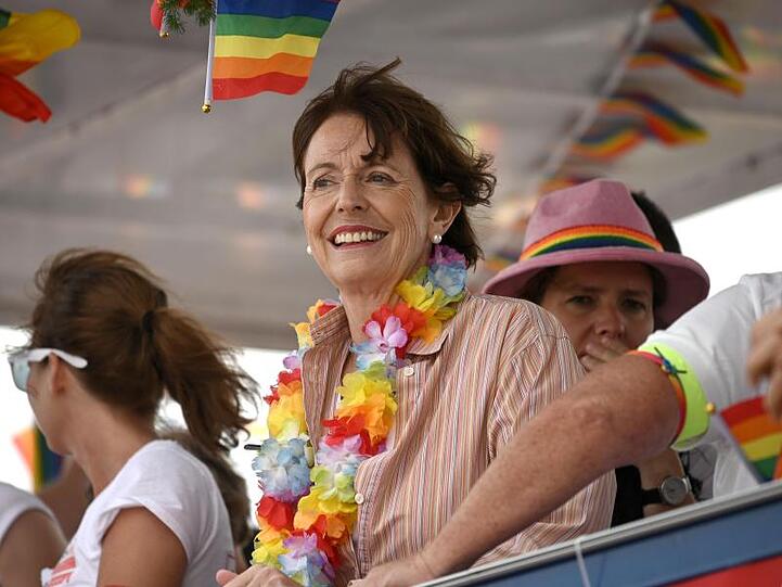 Kölns Oberbürgermeisterin Henriette Reker fährt bei der CSD-Parade auf einem Wagen mit.