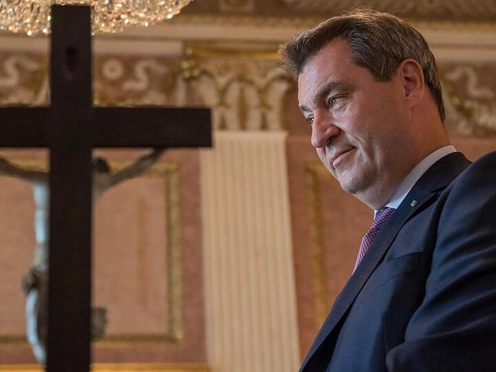 Markus Söder (CSU), Ministerpräsident von Bayern, steht neben einem Kreuz. Foto: Peter Kneffel/Archivbild