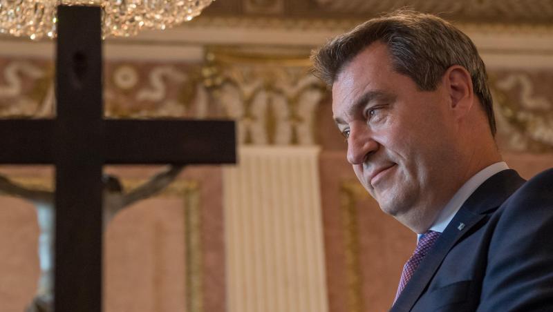 Markus Söder (CSU), Ministerpräsident von Bayern, steht neben einem Kreuz. Foto: Peter Kneffel/Archivbild Markus Söder (CSU), Ministerpräsident von Bayern, steht neben einem Kreuz. Foto: Peter Kneffel/Archivbild