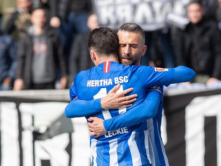 Herthas Torschütze Vedad Ibisevic (r) und Mannschaftskamerad Mathew Leckie bejubeln das 1:0 ihrer Mannschaft.