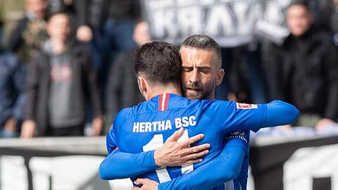Herthas Torschütze Vedad Ibisevic (r) und Mannschaftskamerad Mathew Leckie bejubeln das 1:0 ihrer Mannschaft.