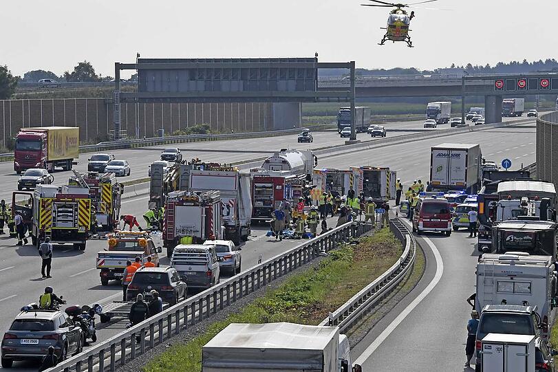 Die Richtungsfahrbahn Salzburg musste für über eine Stunde komplett gesperrt werden.