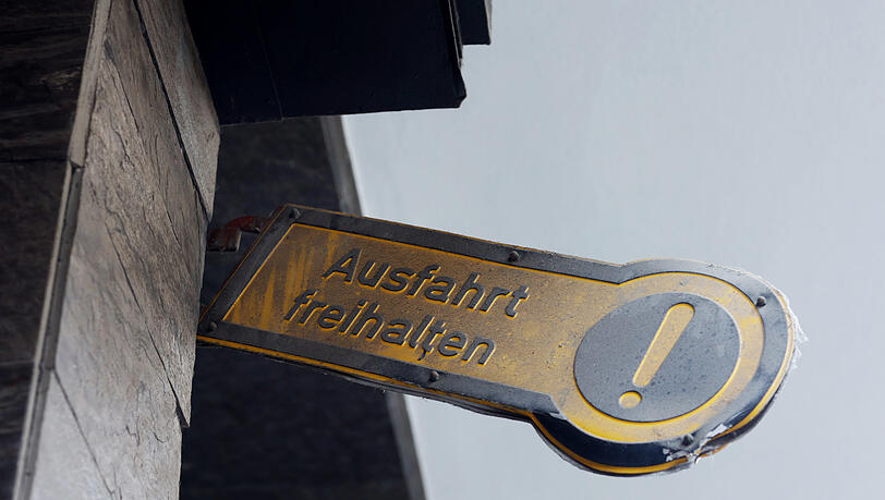 Ein altes Ausfahrtschild hängt hier auf halb zwölf. Ein altes Ausfahrtschild hängt hier auf halb zwölf.