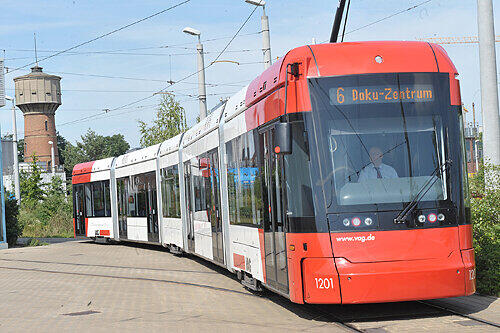Werden derzeit getestet: die Züge der neuen Variobahn. Weil die VAG-Techniker mit der U3 beschäftigt waren, verzögerten sich die Testfahrten für die Straßenbahn. Sie soll jetzt im September starten.