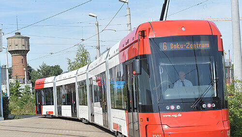 Werden derzeit getestet: die Züge der neuen Variobahn. Weil die VAG-Techniker mit der U3 beschäftigt waren, verzögerten sich die Testfahrten für die Straßenbahn. Sie soll jetzt im September starten. Werden derzeit getestet: die Züge der neuen Variobahn. Weil die VAG-Techniker mit der U3 beschäftigt waren, verzögerten sich die Testfahrten für die Straßenbahn. Sie soll jetzt im September starten.