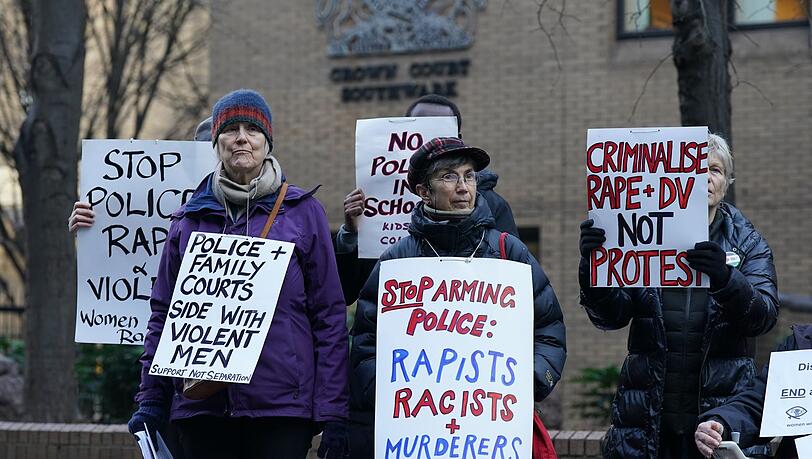 Demonstrantinnen von Women Against Rape & Women of Colour Global Woman's Strike versammeln sich vor dem Southwark Crown Court in London.