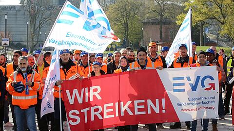 Warnstreikende der Eisenbahn- und Verkehrsgewerkschaft EVG bei einer Kundgebung vor dem Bahnhof Dammtor in Hamburg am vergangenen Freitag.
