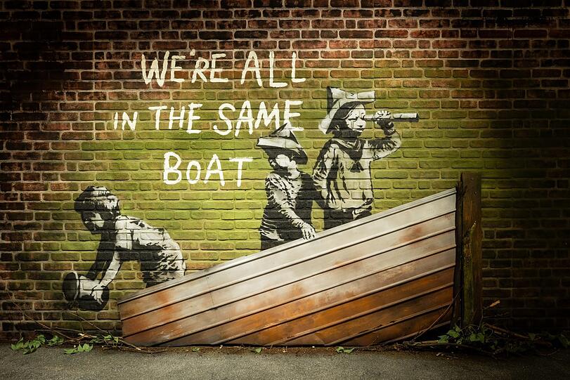 Wir sitzen alle im selben Boot, steht an der Wand. Boris Johnson hat das während der Pandemie gesagt, um gleich darauf die Corona-Politik aus dem Ruder laufen zu lassen. Es reicht halt auch nicht, wenn einer den Untergang zu verhindern versucht.