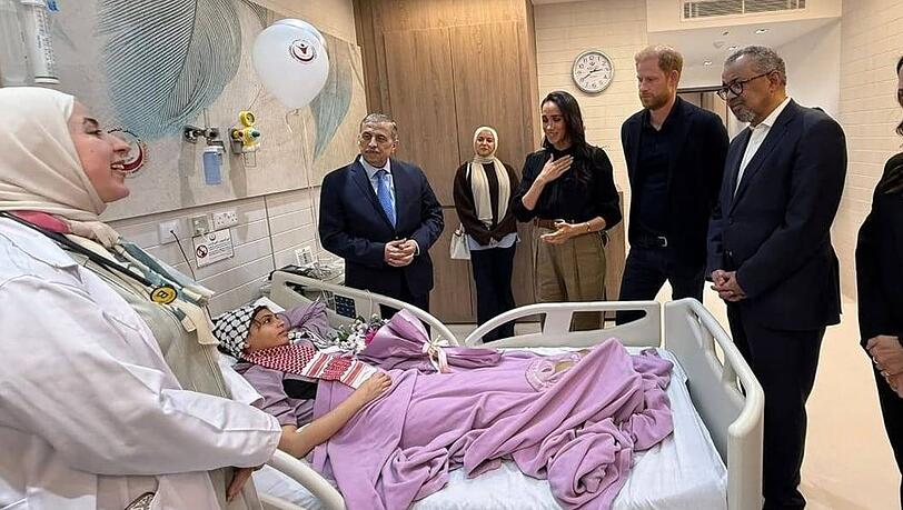 Prinz Harry (2.v.r.) und Herzogin Meghan (3.v.r.) haben ein Krankenhaus im jordanischen Amman besucht.