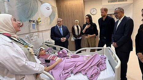Prinz Harry (2.v.r.) und Herzogin Meghan (3.v.r.) haben ein Krankenhaus im jordanischen Amman besucht.