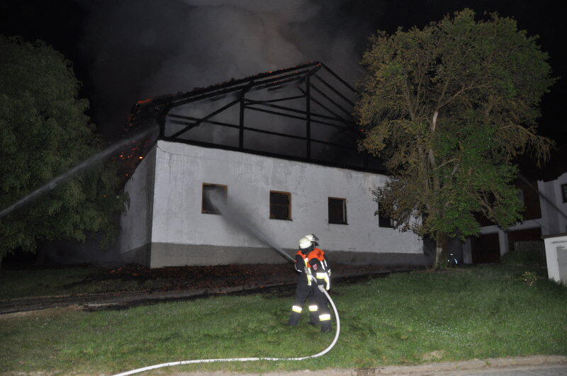 Eine Maschinenhalle im oberbayerischen Schwindegg brennt vollständig ab.