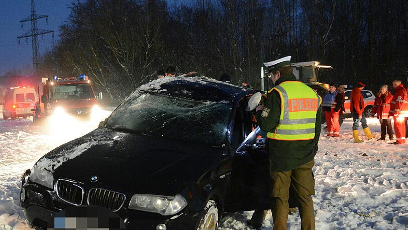 Tragischer Tod eines Ehepaars aus Landsberg: In der Vils konnten Einsatzkräfte nur noch die Leichen bergen. Der BMW X3 war wohl von der Straße abgekommen und in den eiskalten Fluss gerast. Tragischer Tod eines Ehepaars aus Landsberg: In der Vils konnten Einsatzkräfte nur noch die Leichen bergen. Der BMW X3 war wohl von der Straße abgekommen und in den eiskalten Fluss gerast.