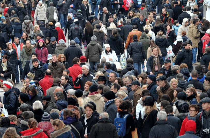 Passanten drängen sich durch die Innenstadt in München. Die Bevölkerungszahl der Landeshauptstadt wächst rasant weiter.