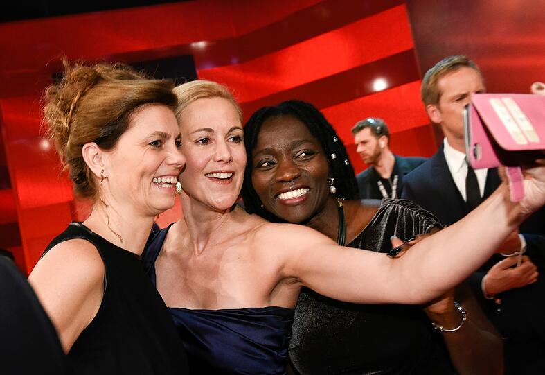 TV-Köchin Sarah Wiener (l-r), Ex-Präsidentengattin Bettina Wulff und US-Präsident Obamas Halbschwester Auma Obama machen ein Selfie