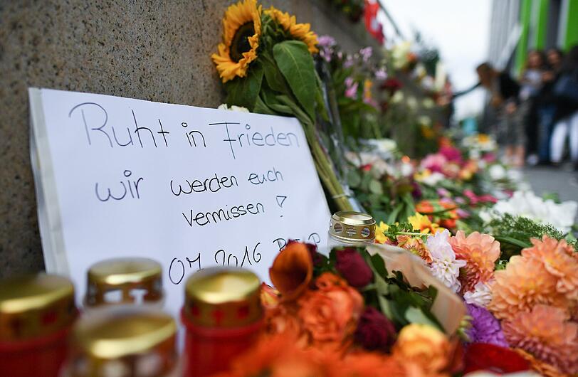 Trauer in München: Am Olympia-Einkaufszentrum haben viele Menschen Blumen für die Opfer abgelegt.